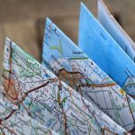 Cartes pliées, ouvertes, sur fond flou
