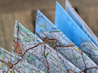 Cartes pliées, ouvertes, sur fond flou