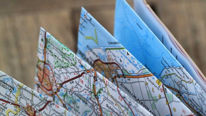Cartes pliées, ouvertes, sur fond flou